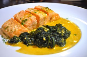 Лосось в кремовом соусе со шпинатом
