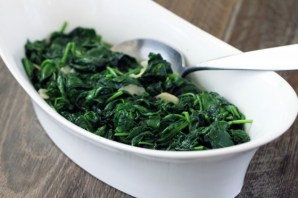 Шпинат, припущенный по-итальянски