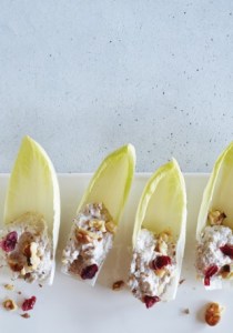 Орехово-сырная закуска на салатных листьях